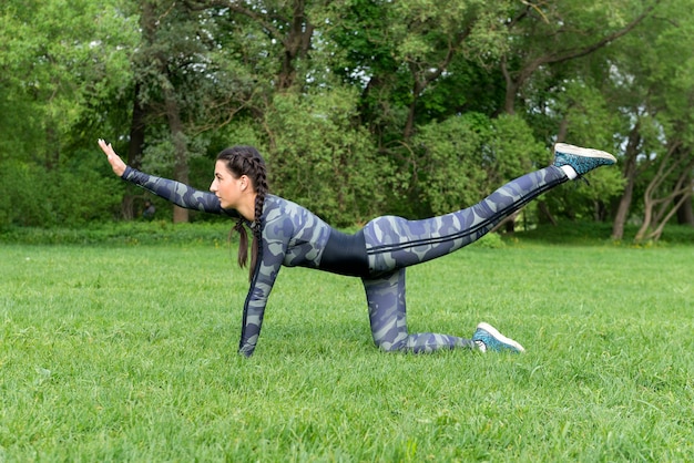 公園で運動を練習しているスポーツ服の女性