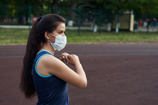 屋外のスポーツウェアの女性