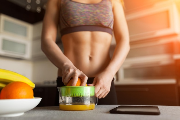 Photo woman squeezing citrus juice