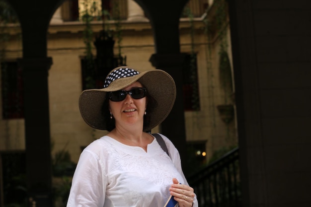 Photo woman standing against building