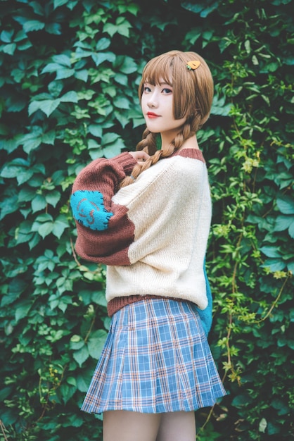 ヘッジに立っている女性