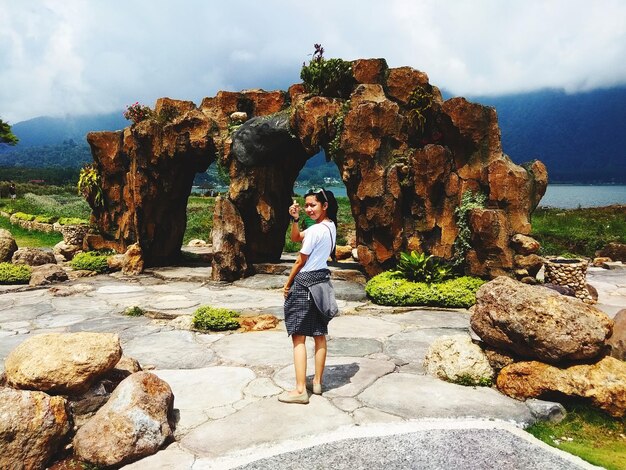 Photo woman standing against old ruin