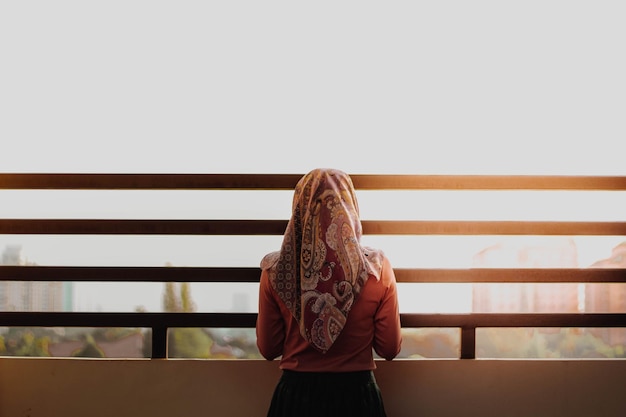 Photo woman standing against railing