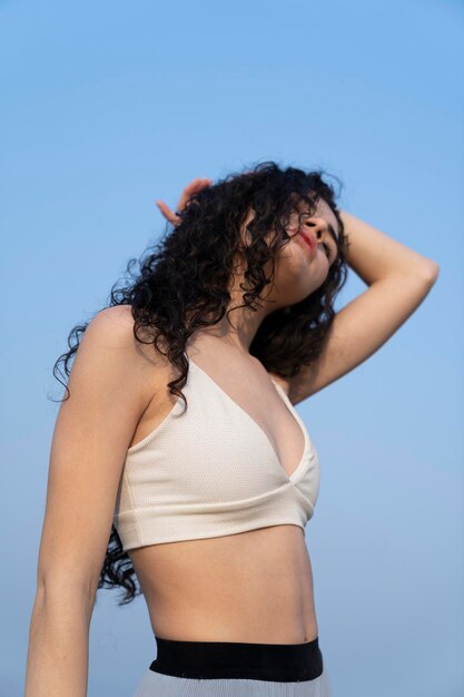 Photo woman standing against sky