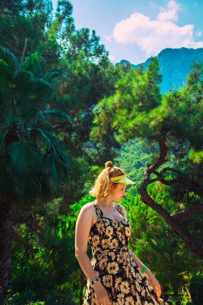 Photo woman standing against tree