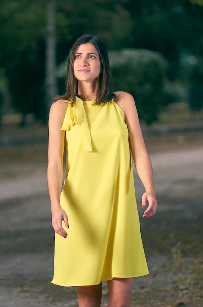 Photo woman standing against trees on road