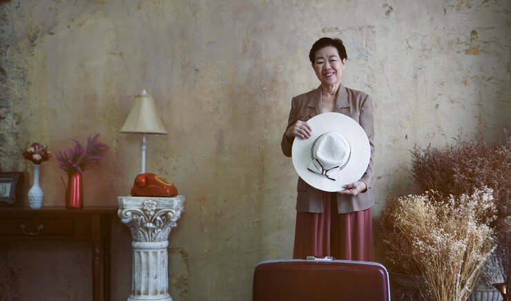 Photo 집 벽에 서 있는 여자