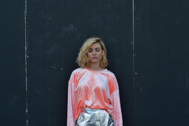 Photo woman standing against wall