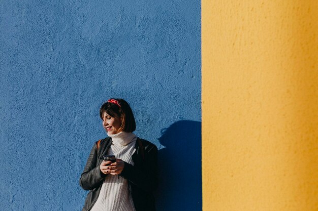 写真 壁に立っている女性