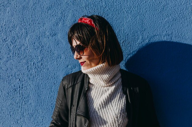 Photo woman standing against wall