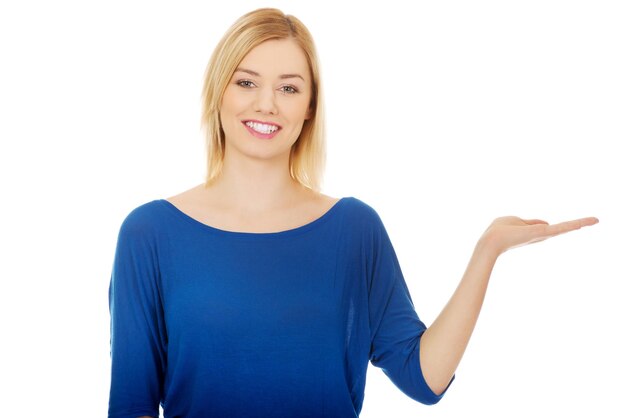 Photo woman standing against white background