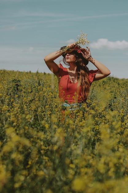 Photo woman standing amidst plants against sky