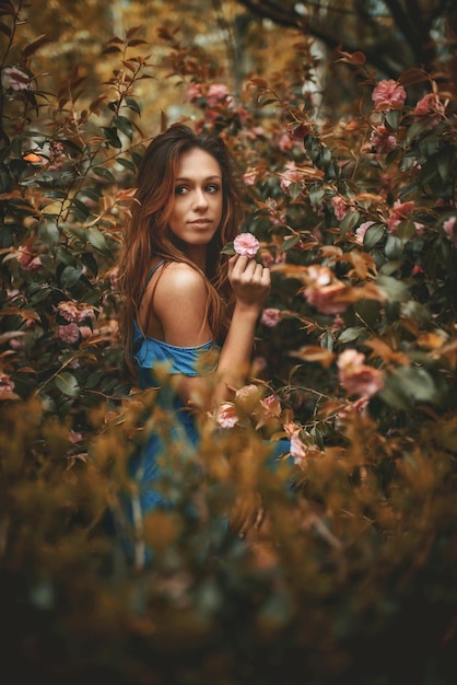 植物の中に立っている女性