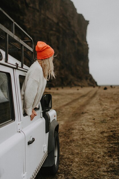 Photo a woman standing on the back of a white truck