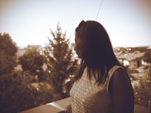 Photo woman standing in balcony against sky