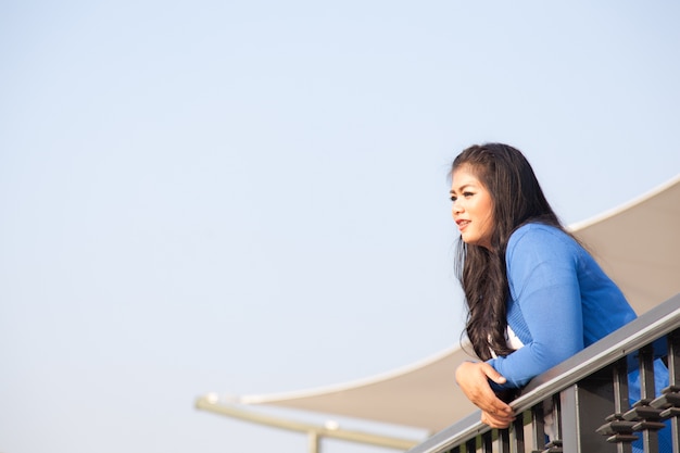 Женщина, стоящая на балконе