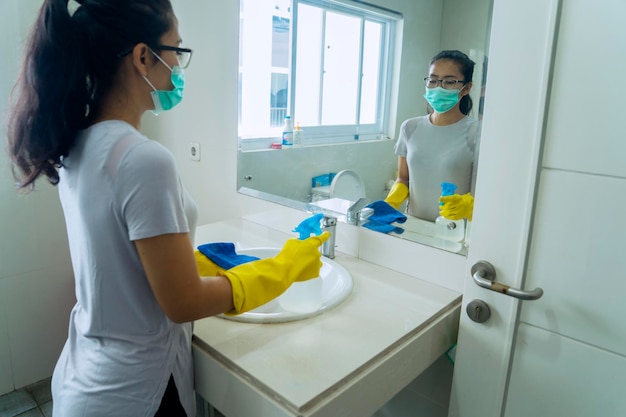 Photo woman standing in a bathroom