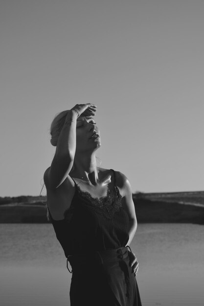 Photo woman standing on beach against clear sky