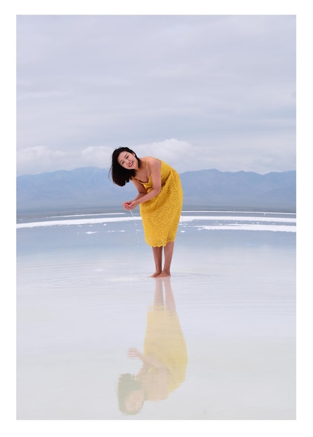 Photo woman standing on beach against sky