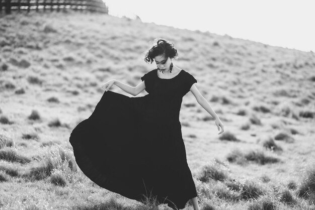 Photo woman standing on beach