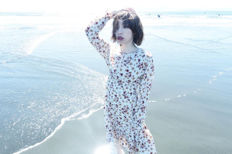 Photo 해변에 서 있는 여자