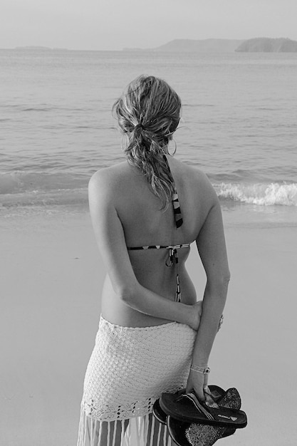 Photo woman standing on beach