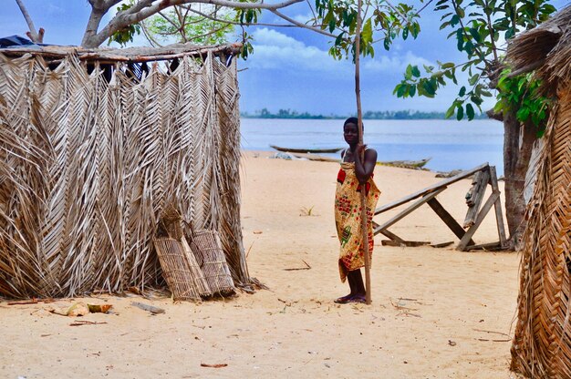 Photo woman standing at beach