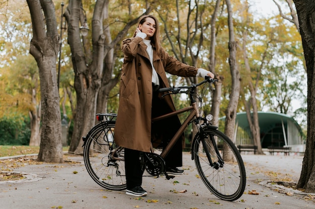 自転車のロングショットに立っている女性