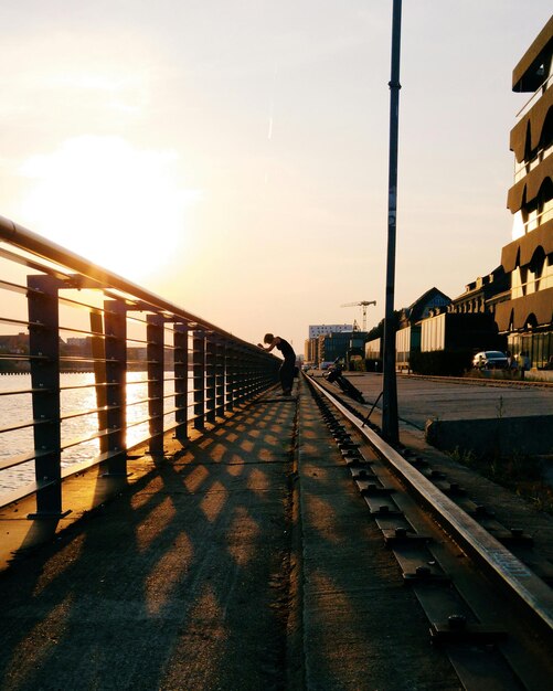 Photo woman standing on bridge over river against clear sky