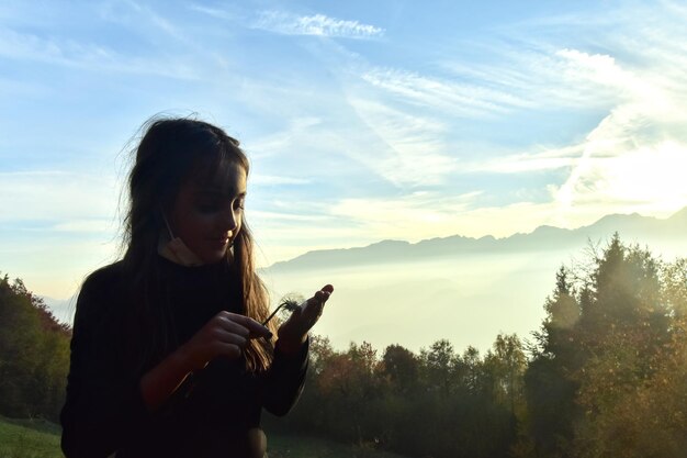 Photo woman standing by mountain against sky