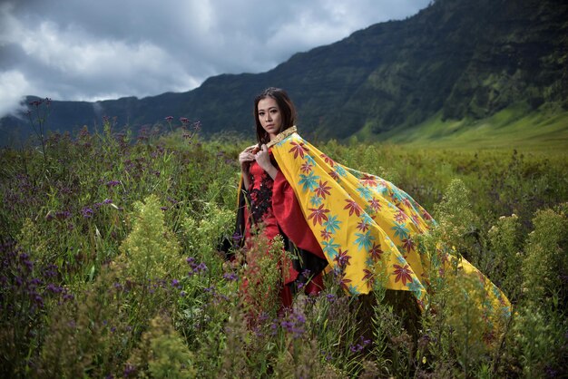 Photo woman standing by mountain against sky