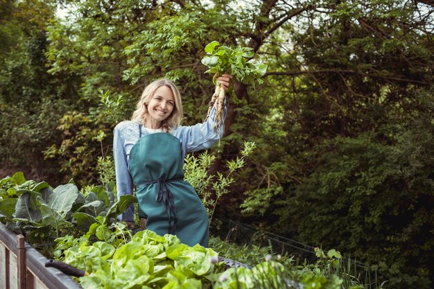 Photo woman standing by plants against trees