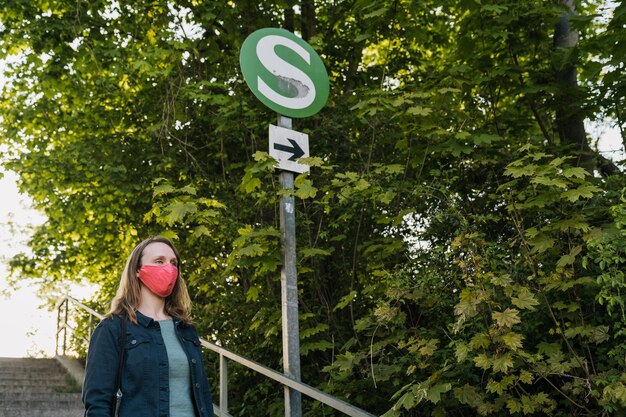 Foto donna in piedi vicino alle piante contro gli alberi