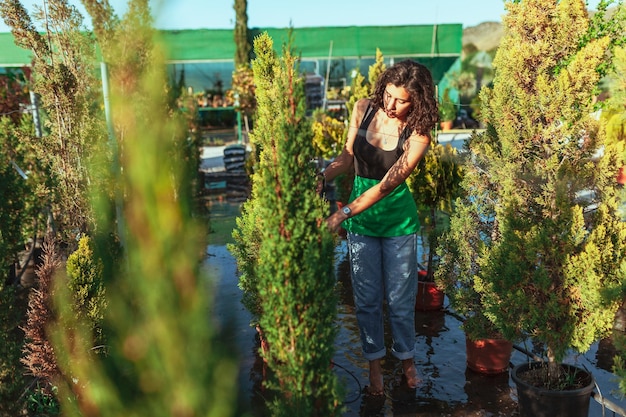 植物のそばに立っている女性
