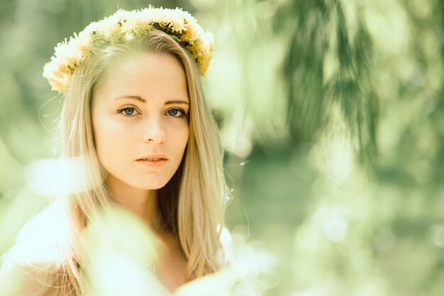 Photo woman standing by plants