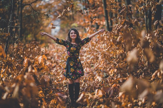 Photo woman standing by plants