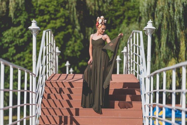 Photo woman standing by railing against trees
