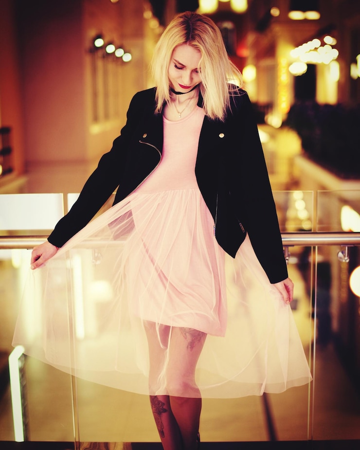 Photo woman standing by railing