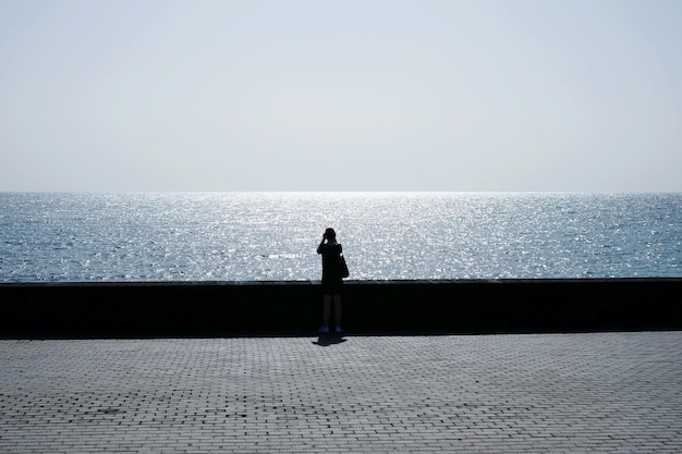사진 하늘을 향해 바다 에 서 있는 여자