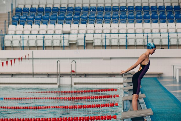 Foto donna in piedi vicino alla piscina