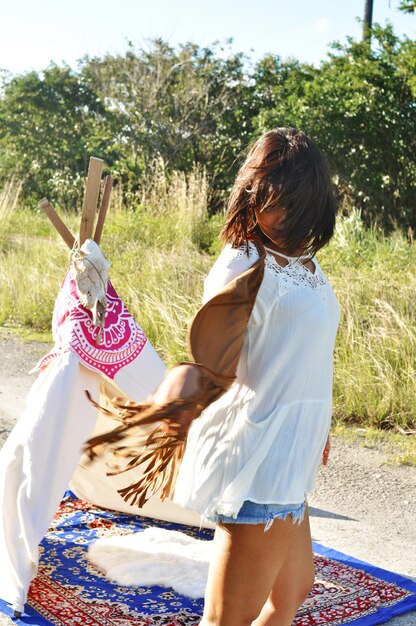 Photo woman standing by tent