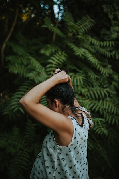 Photo woman standing by tree