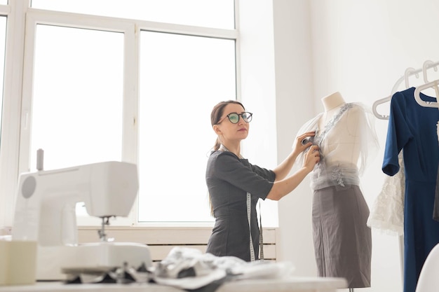 Photo woman standing by window