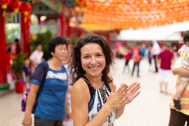 中国の寺院に立っている女性