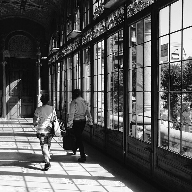 Photo woman standing in city