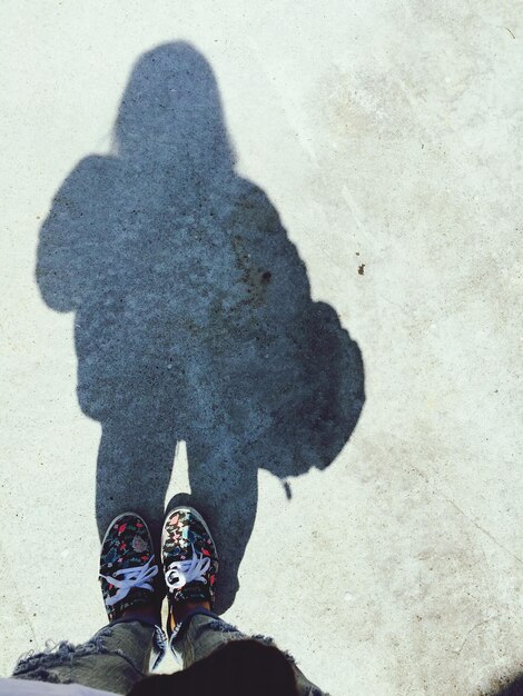 Photo woman standing on concrete surface