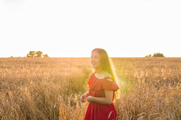 Photo woman standing on field against clear sky