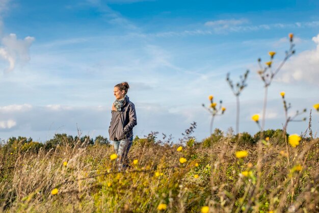 Photo woman standing on field against sky