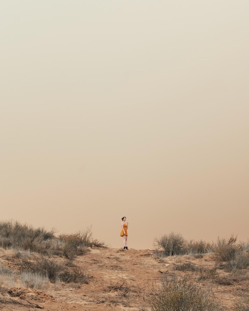 Photo woman standing on field against sky