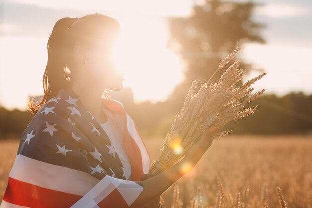 Photo woman standing on field against sky